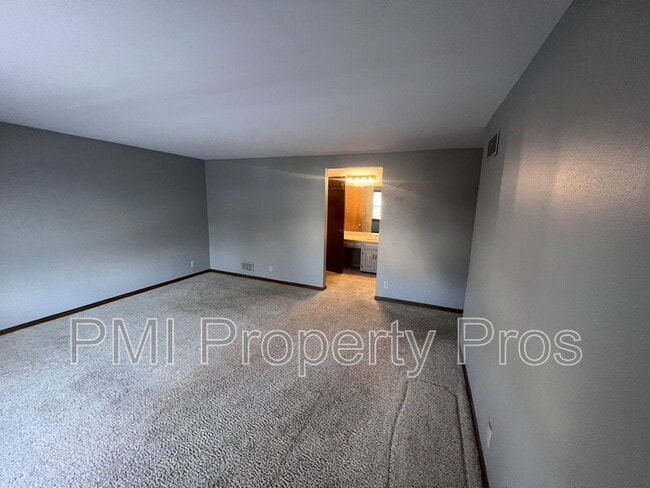 Building Photo - 3204 Chateau Ct