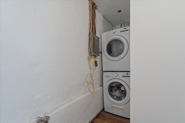 Building Photo - 5556-5558 Pocusset St