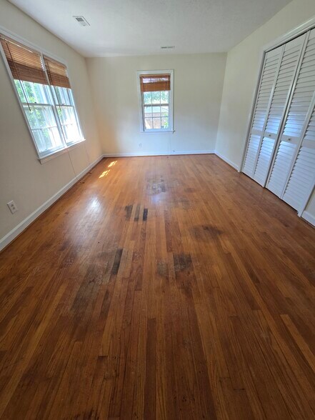 Building Photo - 205 Pinewood Dr