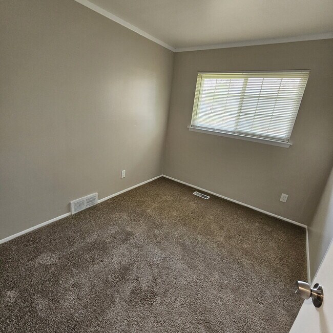 Building Photo - Updated 2 Bedroom Ranch with Open Living Room that Flows Through Kitchen, Dining Area to Great Ro...
