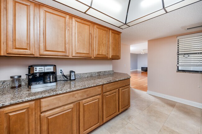 Building Photo - 736 Island Way