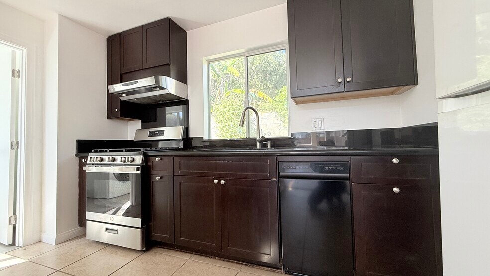 Building Photo - 11141 Greenlawn Ave