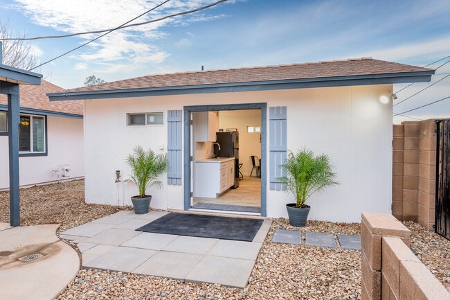 Casita - 1219 W 10th Pl
