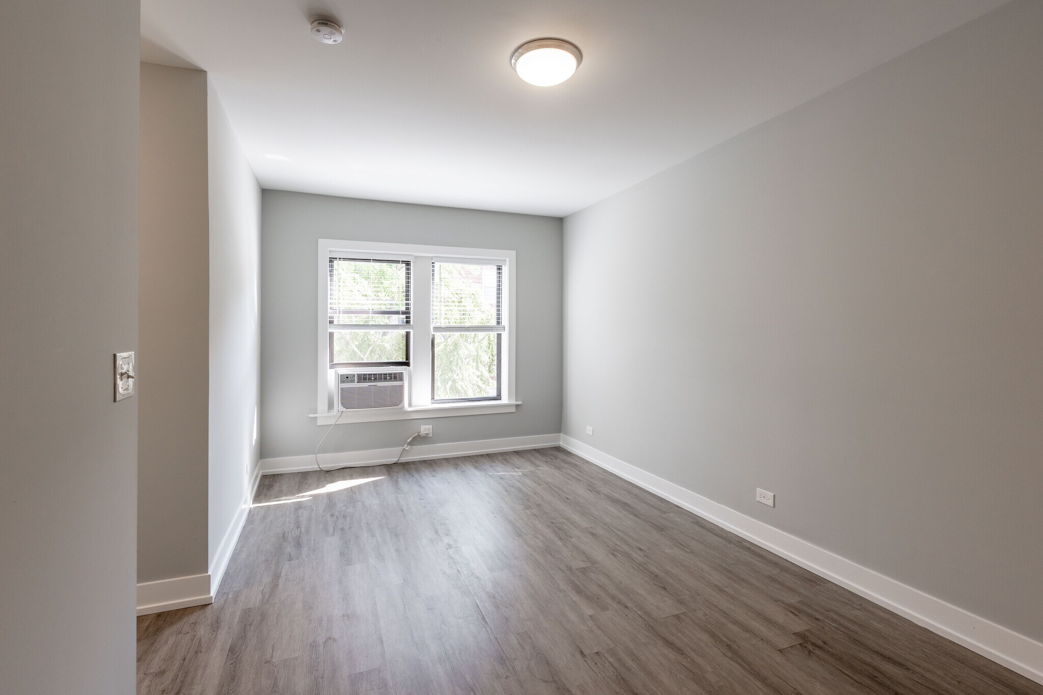 Building Photo - 705 W Brompton Ave