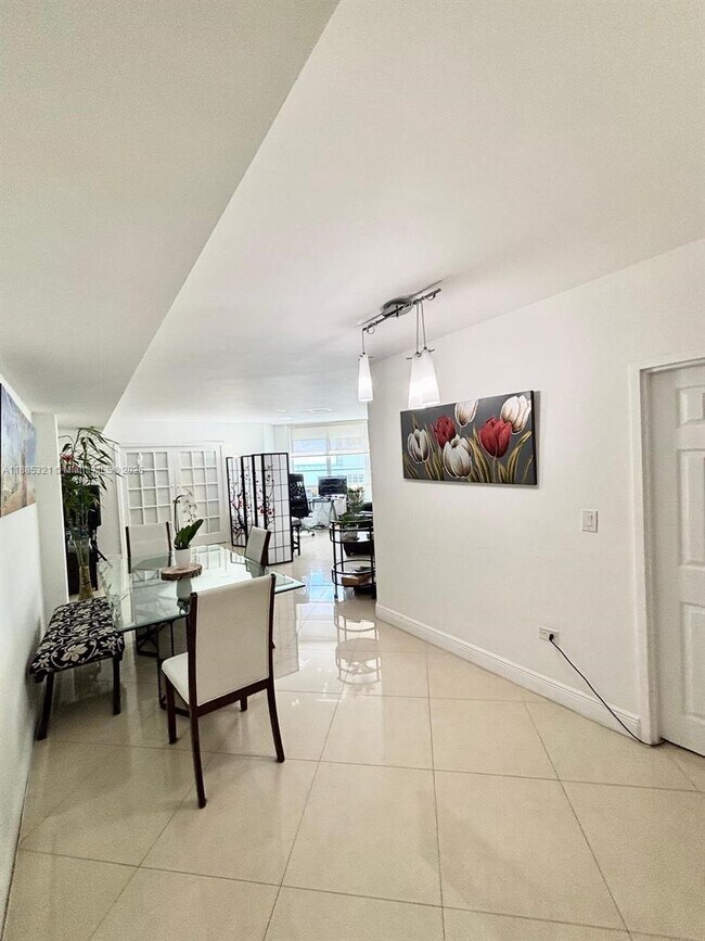 Building Photo - 801 Brickell Bay Dr