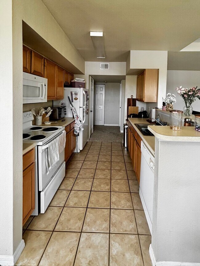 Building Photo - 3/2 unit with beautiful water view becoming available July 1st for an annual lease