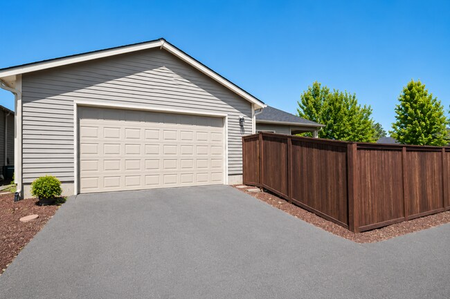 Building Photo - Beautifully Maintained Single Level Home with AC!