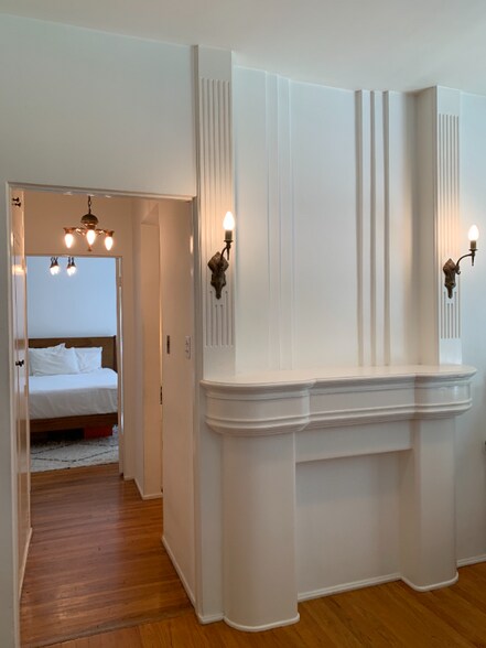 Building Photo - 520-522 N Rossmore Ave