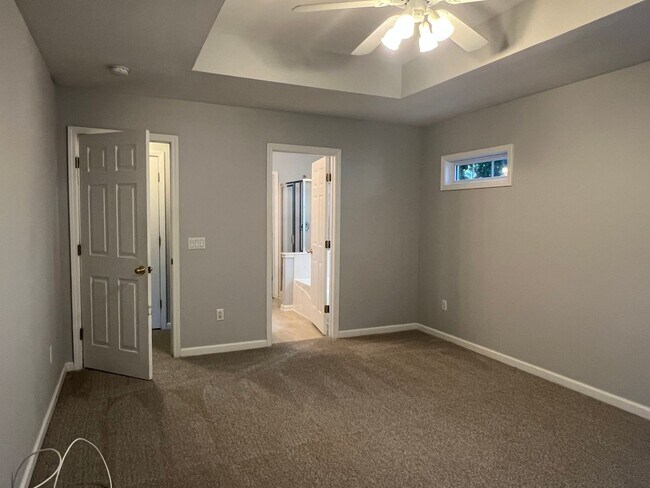 Building Photo - Three Bedroom Home in Pinecrest with Garage