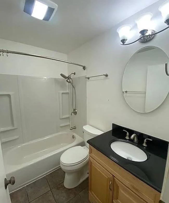 Building Photo - Cozy Abbott Loop Single Family Home w/ Gar...