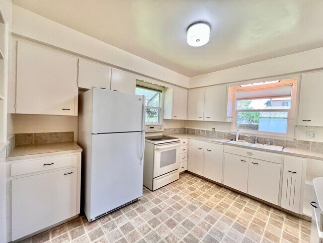 Primary Photo - Cozy 2 bed 1 bath Home with Fenced Yard!