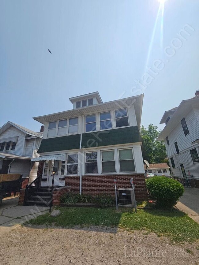 Spacious 2 Bedroom Upper Unit for Rent 4546 Lewis Ave Toledo OH 43612