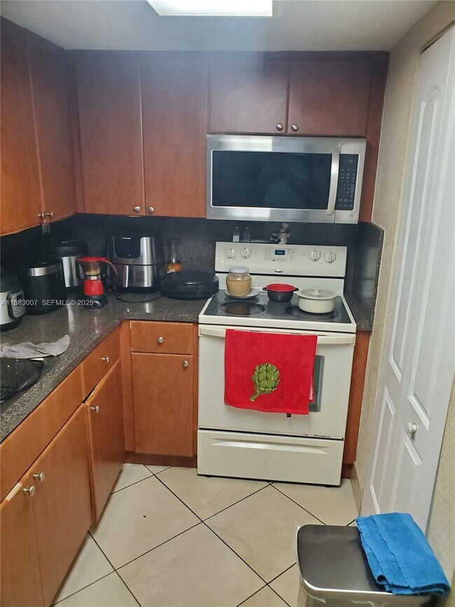 Building Photo - 10000 NW 80th Ct