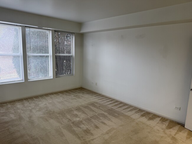 Building Photo - 111 W Chatham Ln