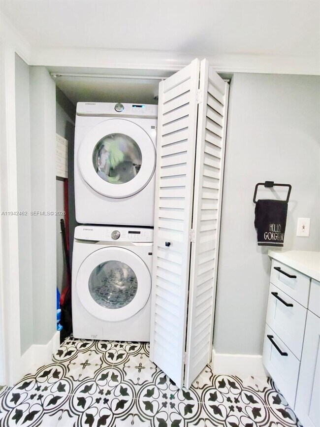 Building Photo - 520 SE 5 Ave