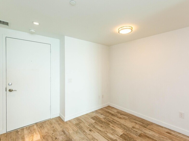 Building Photo - 650 NE 32nd St