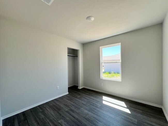 Building Photo - New Home in New Tolar Oaks Neighborhood