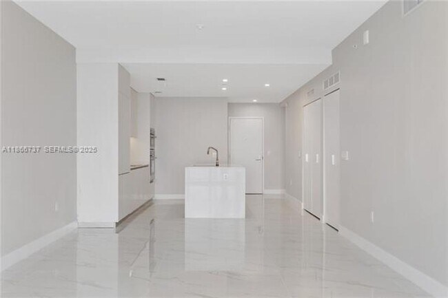 Building Photo - 700 NE 24th St