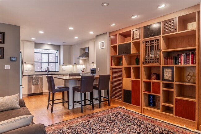 Building Photo - 54 Trowbridge St