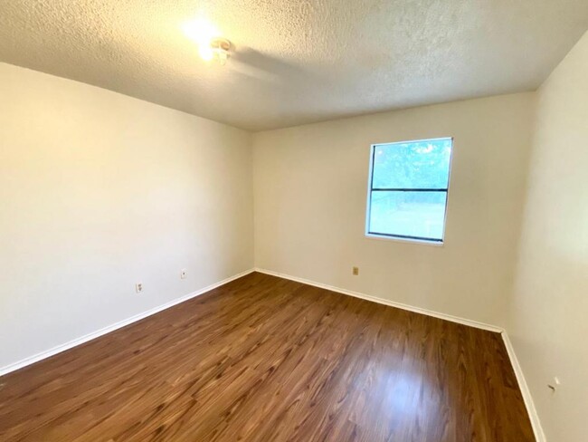Building Photo - 3323 Chisholm Trl #B