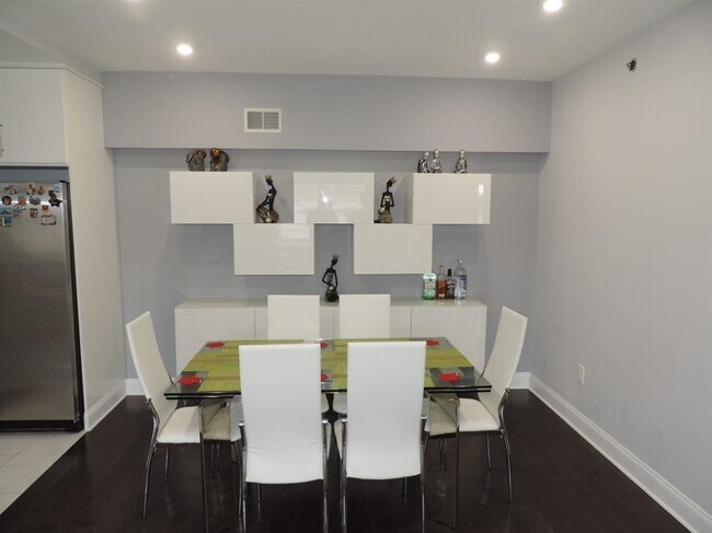 Building Photo - 84 Bloomfield St