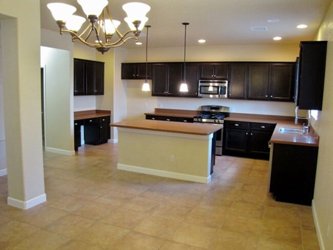 Building Photo - 5BR/2.5BA/3CG, 2808 sq.ft. home in Reflections at Valiente subdivision, Sierra Vista, AZ