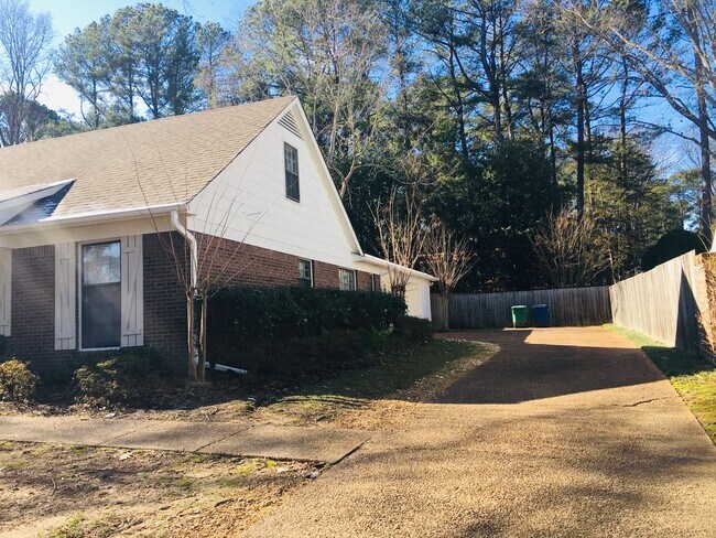 Building Photo - Showings may begin 7/1/26. Spacious Germantown home! Walking distance to Farmington Elementary. S...