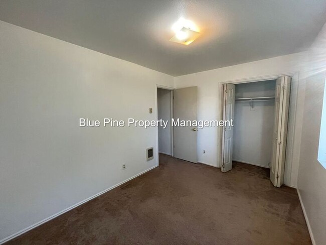 Building Photo - 570 Iona St