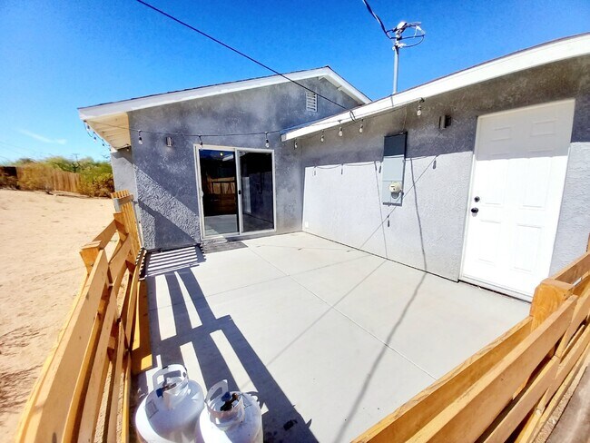 Building Photo - Fantastic Rental Opportunity in South Joshua Tree!