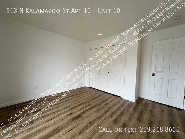 Building Photo - 913 N Kalamazoo St