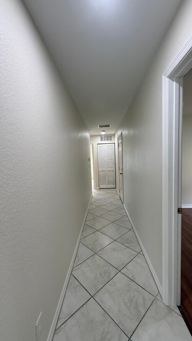 Building Photo - 2131 Newport Isles Blvd