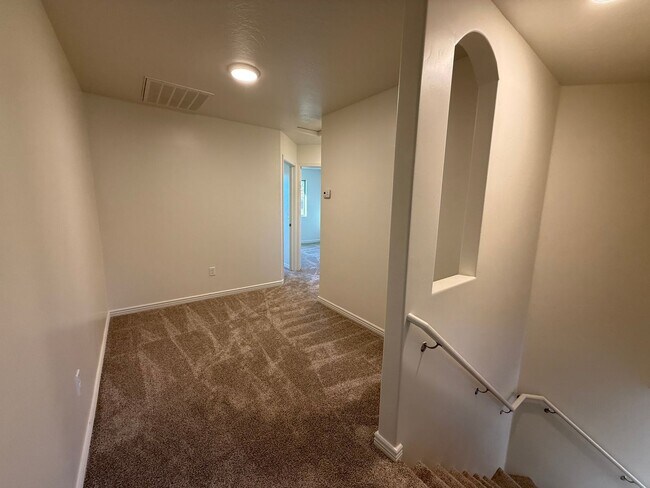 Building Photo - Remodeled 3 Bed / 2.5 Bath Townhome in Great Location