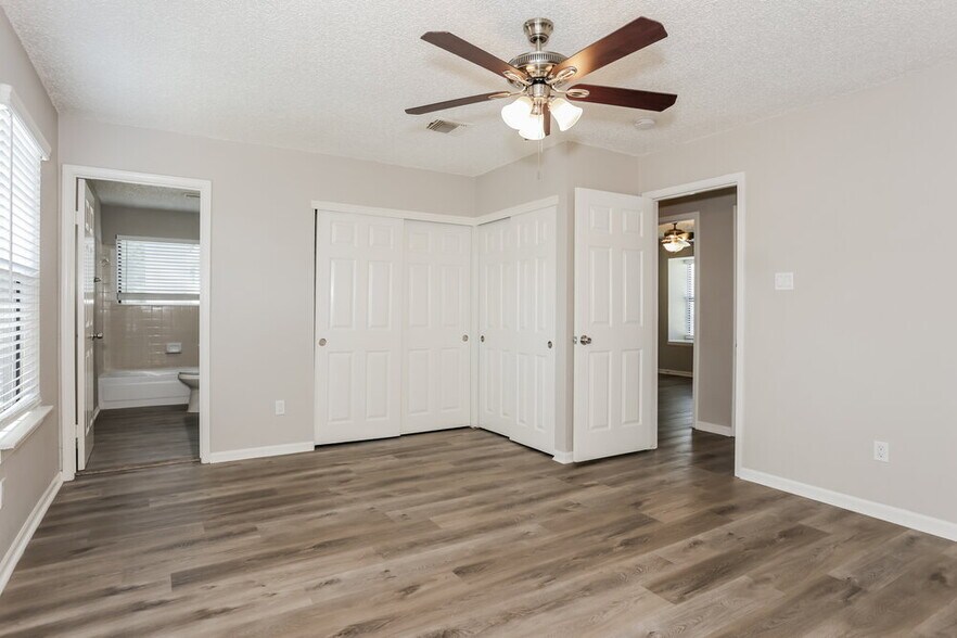 Building Photo - 5911 Rocky Point Dr