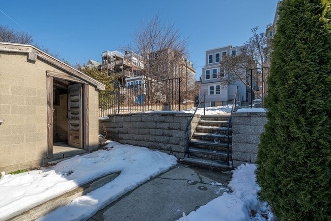Building Photo - 390 Meridian St