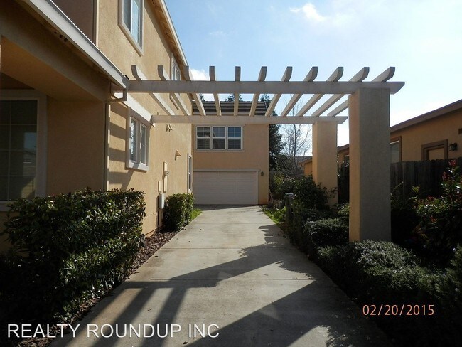 Building Photo - 4 br, 2.5 bath House - 9636 Glacier Creek Way
