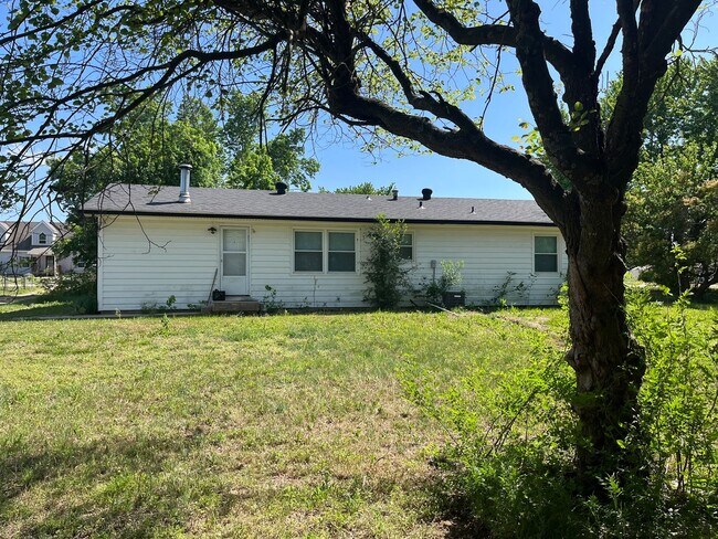 Building Photo - Charming 3-bedroom, 1.5-bathroom home available for rent in Clearwater, KS!