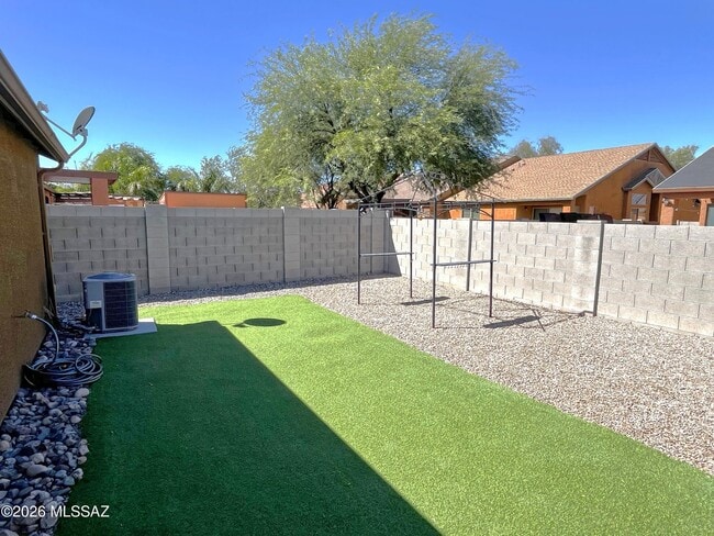 Building Photo - 2155 E Calle Gran Desierto