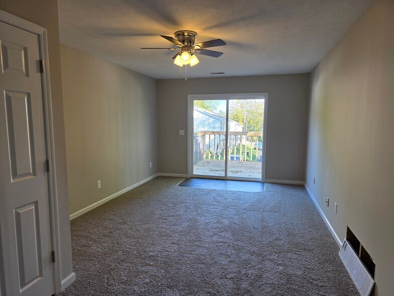 Great room - 275 Montgomery Ave