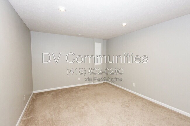 Building Photo - 7226 Hillsview Dr
