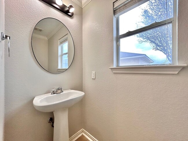 Building Photo - 609 N Cascades Ave