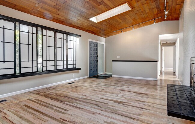 Building Photo - 5bd/2.75ba Shoreline House