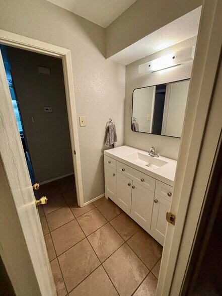 1/2 bath - 9601 Nightjar Dr