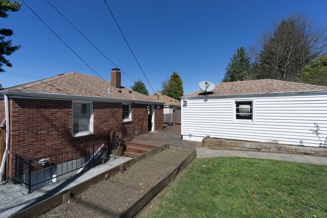 Building Photo - 3002 32nd Ave W