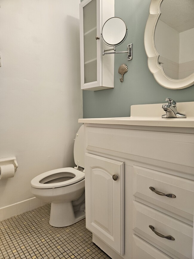 Building Photo - 112 7th St S