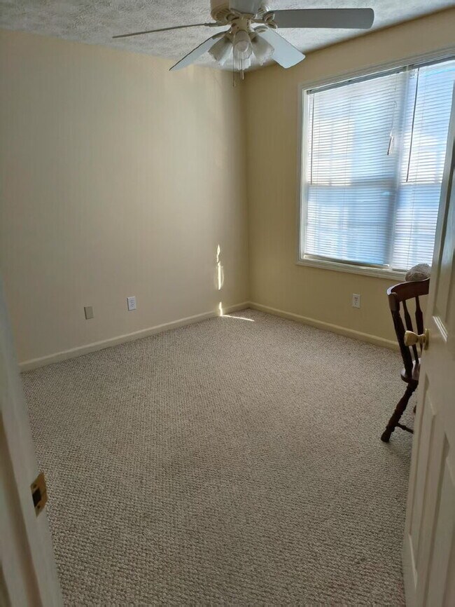 Building Photo - Reduced: 3BR/2.5BA Condo with attached single-bay garage on Southeast side