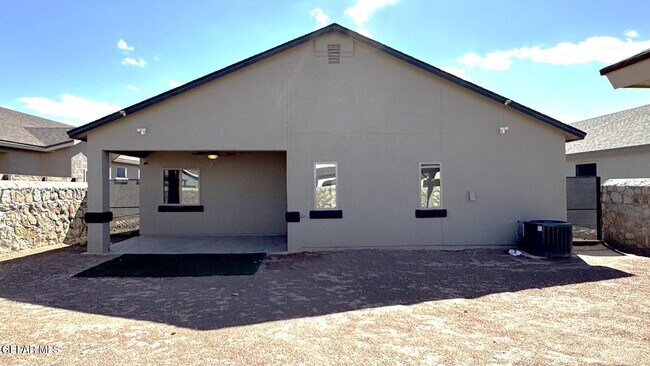 Building Photo - 13921 Lago Vista Ave