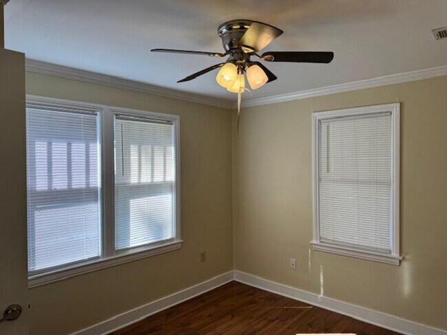 Building Photo - Charming 2-bedroom home available now in E...