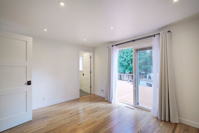 Building Photo - 3Bd/1.75Ba Bellevue House