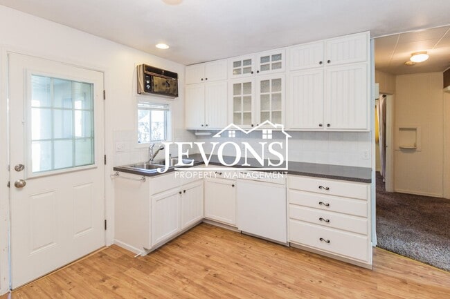 Building Photo - Jevons Property Management Presents this 2 bedroom and 1 bathroom property in the heart of Yakima