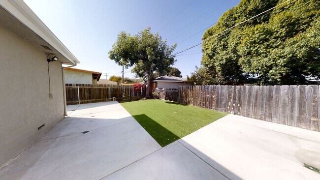 Building Photo - 4BD/2BA, Upgraded Kitchen! Sunroom!